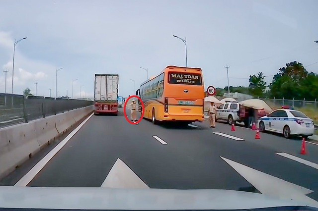 Hình ảnh tổ công tác đứng trên tuyến cao tốc Vĩnh Hảo - Phan Thiết. Ảnh tài xế cung cấp.