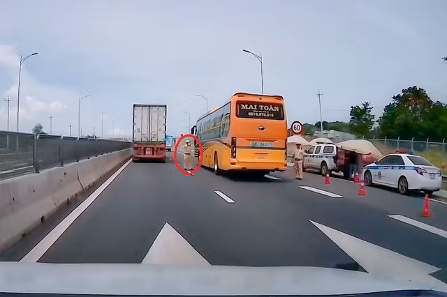 Hình ảnh tổ công tác đứng trên tuyến cao tốc Vĩnh Hảo - Phan Thiết. Ảnh tài xế cung cấp.