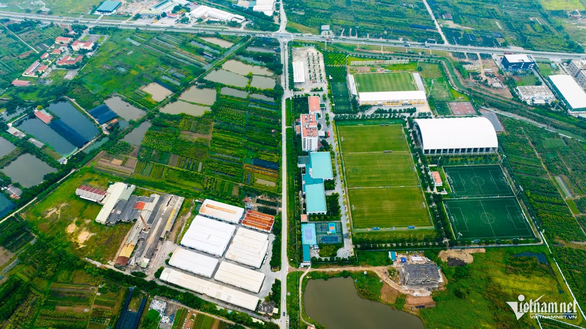 Khu vực đồng ruộng xung quanh trung tâm huấn luyện. Hiện cổng vào nằm trên đường Dương Quảng Hàm (rẽ từ đường 379 vào).