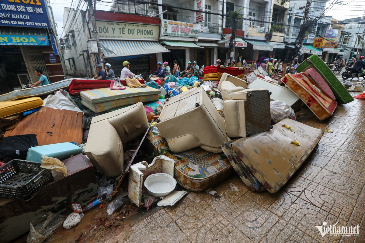 Nước ngập kéo dài khiến hầu hết vật dụng trong nhà bị hư hỏng, đặc biệt là đồ gỗ, ghế da, đệm và các thiết bị sinh hoạt. Người dân gom lại những gì còn sót thành từng đống rác lớn, chất dọc hai bên đường chờ lực lượng chức năng thu dọn.