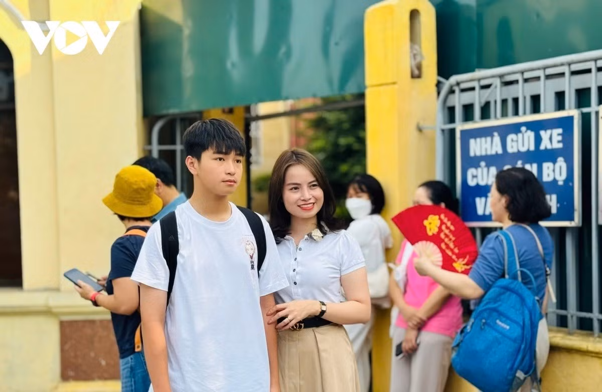 Nhìn vào số liệu trên, nhiều phụ huynh và học sinh nhận xét, tỷ lệ chọi vào trường chuyên Khoa học tự nhiên luôn ổn định và ở mức không quá cao nhưng chất lượng dự tuyển của trường lại rất cao; mức độ đề thi cũng có tính phân hóa mạnh.