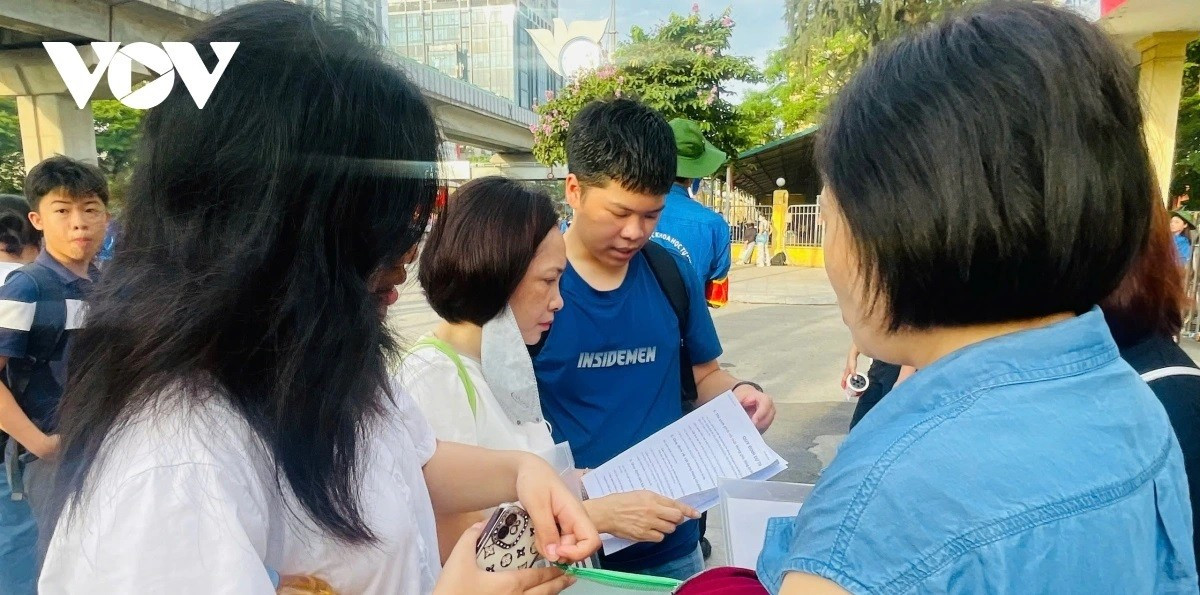 Tham dự kỳ thi vào lớp 10 của trường, thí sinh phải thực hiện đầy đủ 4 bài thi bốn môn, gồm: toán (vòng 1), văn, tiếng Anh và môn chuyên, trong đó tiếng Anh là môn mới. Bài thi toán (vòng 1) và văn có thời gian làm bài là 120 phút, tiếng Anh làm bài trong 60 phút; thời gian làm bài môn chuyên là 150 phút.
