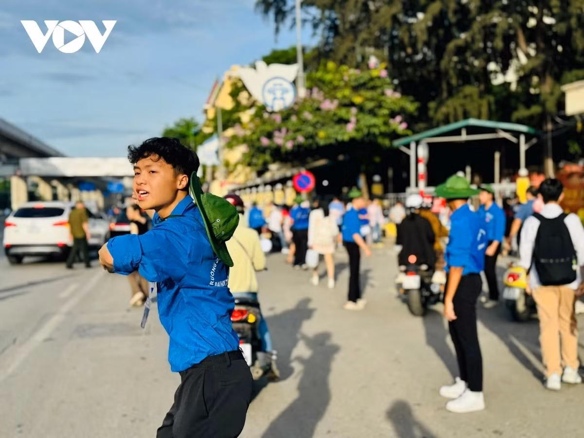 Đồng hành cùng các bạn thí sinh là ánh mắt trìu mến, sự hỗ trợ nhiệt tình của các bạn tình nguyện.