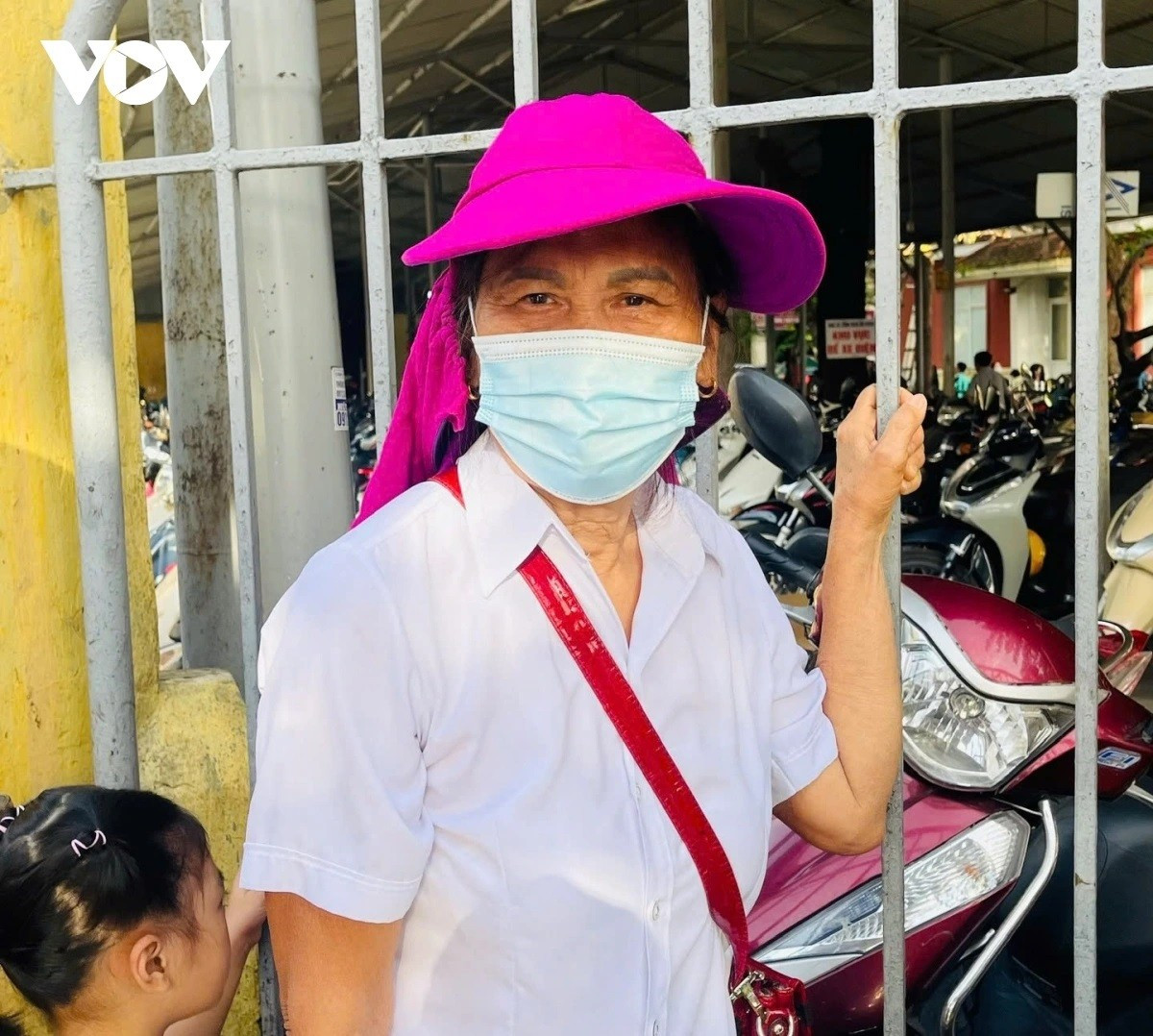 Bà Lê Thị Lan từ Hà Tĩnh ra đưa cháu đi thi giữa cái nắng 40 độ. Bà Lan cho biết đêm qua nằm ngủ thấp thỏm nên sáng nay 2 bà cháu dậy từ 4h sáng chuẩn bị. Bà Lan chia sẻ: "Không tìm được khách sạn để nghỉ trưa nên nên hai bà cháu tính tìm tạm một quán ăn có điều hòa ngồi nghỉ mấy tiếng, chờ cháu thi xong vòng buổi chiều. Ở cái tuổi 69 như tôi, đi lại xa thế này cũng mệt, nhưng vì tương lai của cháu thì vất vả mấy cũng chịu được".