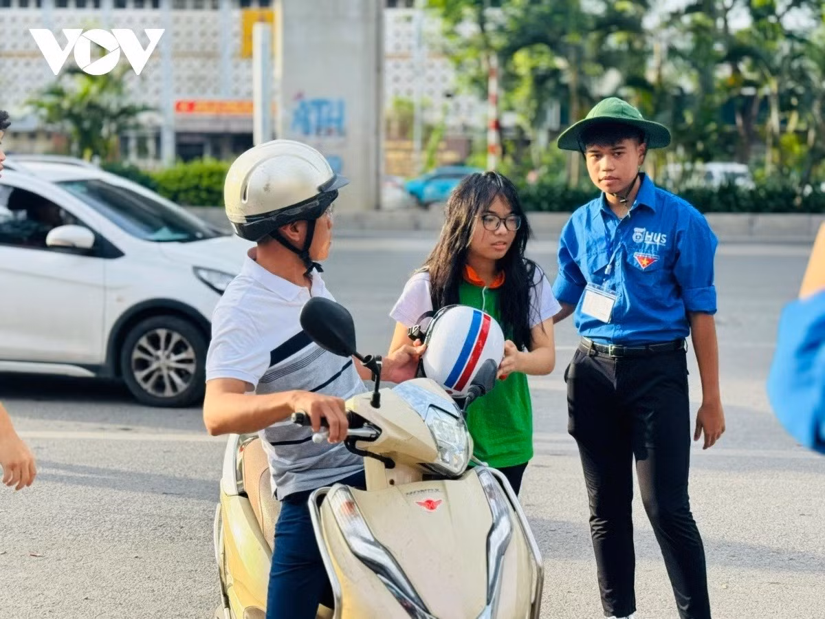 Theo thông tin của Trường THPT chuyên Khoa học tự nhiên, năm 2025, tổng số hồ sơ đăng ký thi vào trường là 3.000; trong đó có 2.773 hồ sơ đăng ký 1 nguyện vọng và 227 hồ sơ đăng ký 2 nguyện vọng. Đồng nghĩa, trong 3.000 hồ sơ, có 227 em sẽ thi 2 môn chuyên để dự tuyển vào 2 khối chuyên.