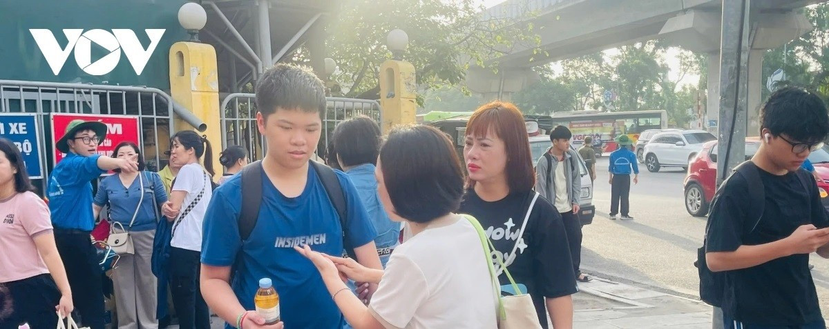 Người mẹ động viên ngon bình tĩnh, đọc kỹ đề trước khi đặt bút làm bài.