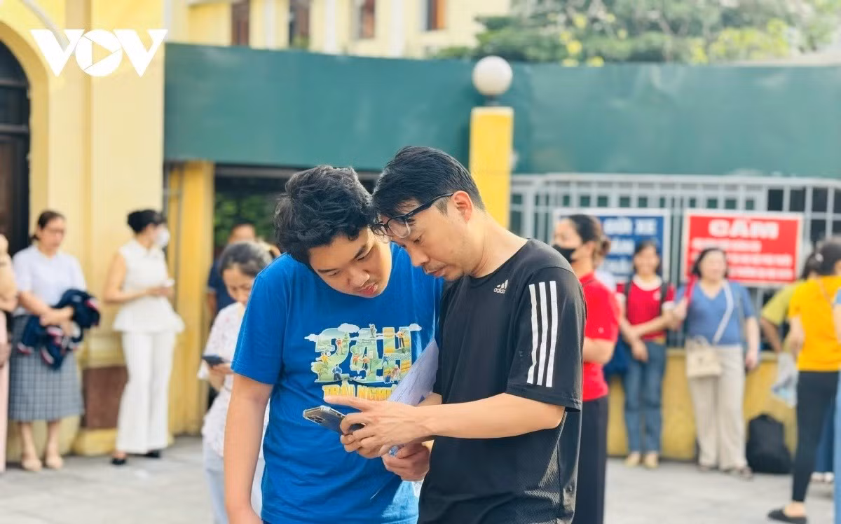 Cùng con xem lại số báo danh.