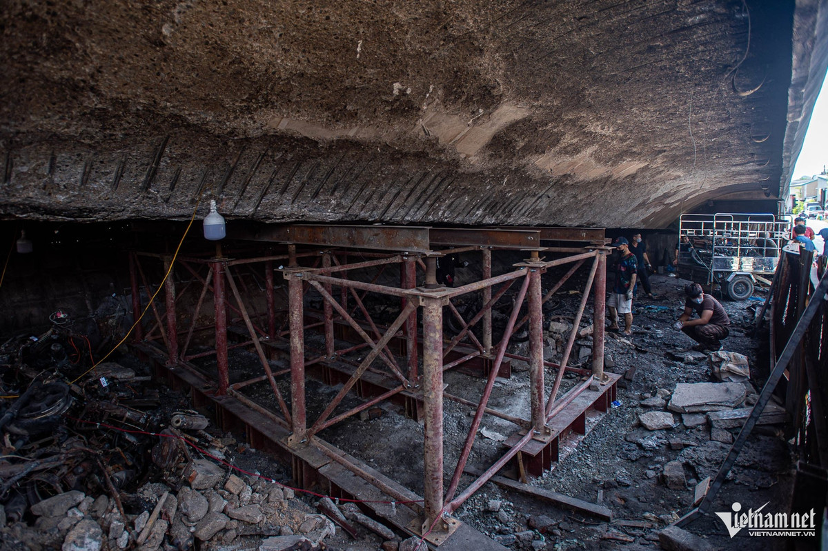 Sở Xây dựng Hà Nội đã chỉ đạo lắp một trụ sắt tại đoạn dầm bị ảnh hưởng.