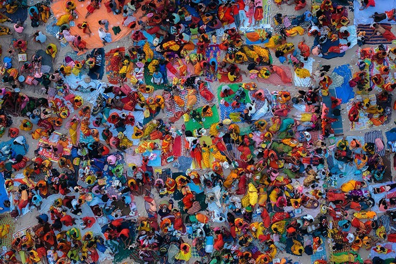 Nhiếp ảnh gia Chirag Sadhnani (Ấn Độ) với ảnh “Tấm thảm của Cuộc gặp gỡ” – Nhiếp ảnh gia của Năm hạng mục Hành trình.