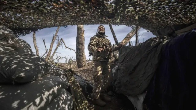 De los cuatro batallones de la 155.ª Brigada, el Batallón Annie se retiró al norte de la aldea de Shevchenko, al sur de Pokrovsk, donde se topó con una pequeña fuerza mecanizada rusa y la repelió. El Batallón Tox se retiró a la aldea de Zelene para construir una línea defensiva y unirse al batallón de tanques de la brigada, defendiendo el lado sur de la ciudad. 4.jpg