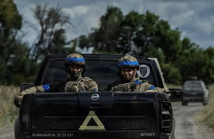 Tras la captura de Novotoretske por parte del ejército ruso, el Comando del Frente Pokrovsk-Myrnohrad de las Fuerzas Armadas de Ucrania se vio obligado a retirar el resto de sus fuerzas de la aldea, que fue duramente atacada por los rusos. Actualmente, el ejército ucraniano se ha retirado y ha consolidado sus fuerzas en Suvorovo y Nikanorovka, situadas en una colina. 11-6884.jpg