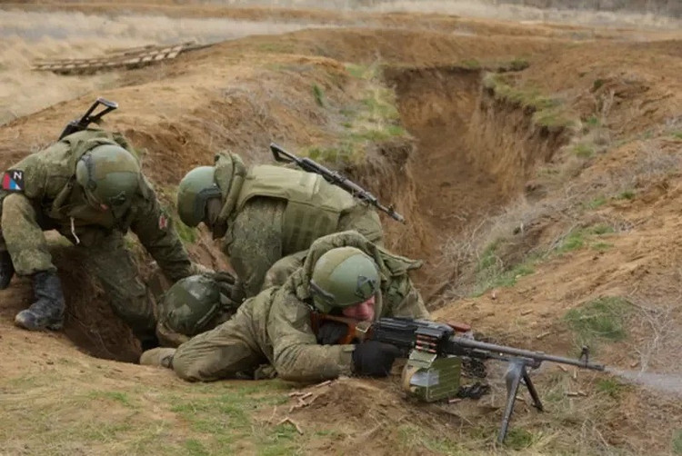 Según medios rusos, la línea de defensa de las Fuerzas Armadas de Ucrania (FAU) mostraba indicios de colapso, con algunas tropas sufriendo grandes pérdidas y teniendo que replegarse a líneas de defensa improvisadas. El ataque de las FAU sobre Pokrovsk se volvió cada vez más feroz, con más de 40 asaltos diarios, mientras las FAU se replegaban a pueblos y ciudades a las afueras de Pokrovsk. 11-9316.jpg