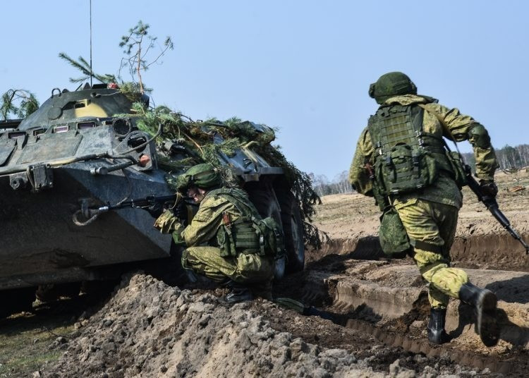 スラドコフ記者は、ロシア空軍第7師団の部隊が、村の児童音楽学校の防衛陣地からウクライナ軍を追い出し、そこがウクライナ軍の要塞地域と化したと付け加えた。ロシア軍はステプノゴルスク村を完全に制圧するために攻撃を続けた。 vs-rf-750x536.jpg