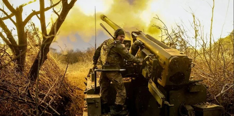 Schweres und heftiges Artilleriefeuer traf die Verteidigungspositionen der AFU entlang des Flusses Oskil und durchbrach sofort das solide Verteidigungssystem der AFU. Unter starker Feuerunterstützung drangen russische Panzer schnell in die ukrainischen Stellungen ein und verengten den Verteidigungsraum der Ukraine weiter. 8.jpg