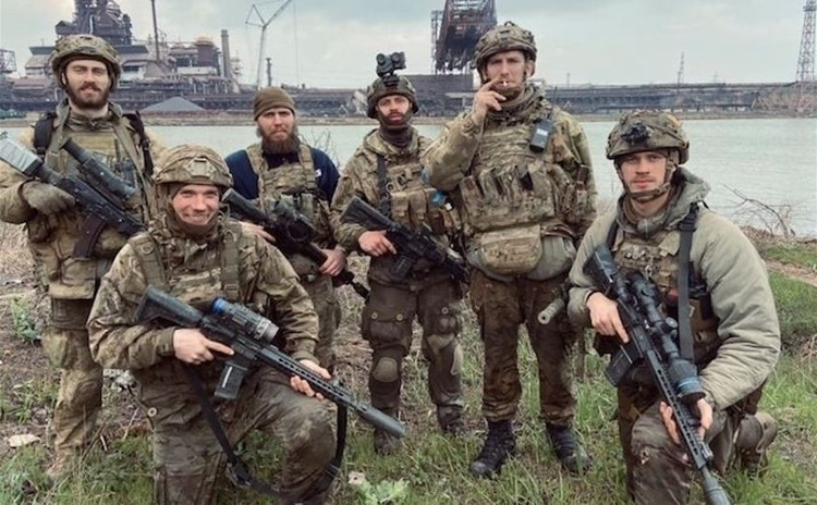 これはウクライナのワグナー傭兵団の2.0版に違いない!ロシア版とは異なり、高度な軍事装備の支援を受けている可能性はあるものの、具体的な戦闘能力は未だ不明だ。ロシアのワグナー傭兵団との間には、明らかに差がある。(写真提供:ミリタリー・レビュー、ウクルインフォルム、キエフ・ポスト) 16.jpg