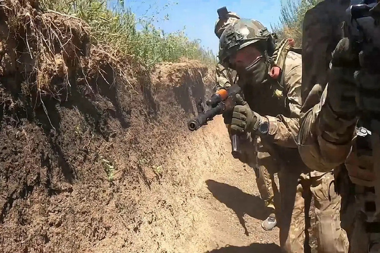 Die Stoßtruppen der russischen Luftstreitkräftegruppe Wostok überquerten nicht nur erfolgreich den Fluss Woltschja, sondern drangen auch in Iwaniwka ein und bezogen Stellungen östlich des Dorfes. Die Kämpfe um das Dorf dauern erbittert an, und die russischen Truppen versuchen nun, tiefer in das Dorf vorzudringen. 2-7839.jpg