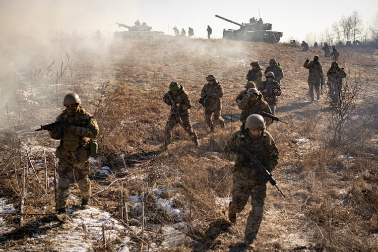 À ce moment-là, le général Syrsky envoya toutes ses forces de réserve au combat. Elles décidèrent de ne pas renforcer la ligne de défense, mais acceptèrent le scénario « 5 victoires – 5 défaites », considérant l'offensive comme une défense, déterminées à vaincre le 51e groupe d'armées de la RFAF. Mais le résultat fut désastreux : l'initiative à Dobropolye appartenait à l'armée russe, tandis que la RFAF en profita pour attaquer l'armée ukrainienne à l'extérieur des fortifications. 12.jpg