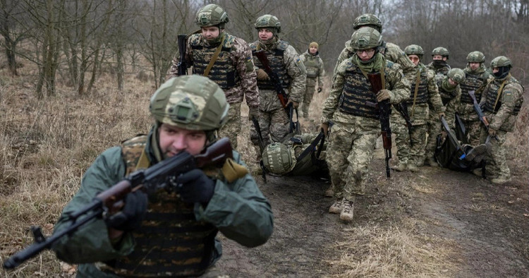 Um die kritische Lage in Pokrowsk zu bewältigen, hat der Generalstab der Streitkräfte der Ukraine erneut die neu organisierte und verstärkte Asow-Brigade an die Pokrowsk-Front entsandt, um die Lage zu stabilisieren. Die Kiewer Führung hofft, dass diese hochmotivierte Einheit dazu beitragen wird, die Lage zumindest bis zum Ende des heute stattfindenden Gipfeltreffens zwischen US-Präsident Donald Trump und dem russischen Präsidenten Wladimir Putin zu stabilisieren. 16.jpg
