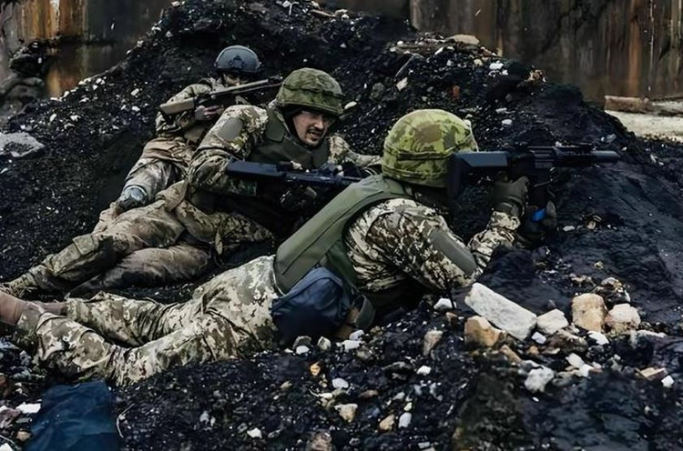 Российский сайт «Военное обозрение» сообщил, что в настоящее время бои ведутся в районе административных зданий Покровска, а также в направлении железнодорожного вокзала. Телеканал «Военное обозрение» сообщил, что украинские источники опубликовали видео, на котором запечатлен момент перехвата украинскими войсками российских войск в глубине Покровска. 7-5769.jpg