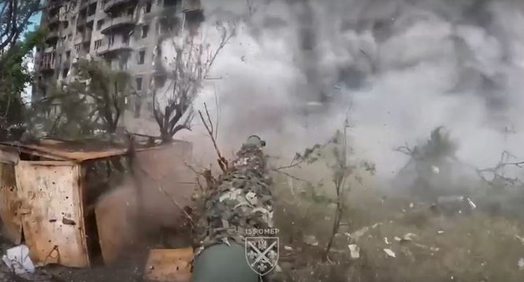 Für die ukrainische Seite ist es das erste Mal, dass sie die Präsenz russischer Truppen und die anhaltenden Kampfhandlungen in städtischen Gebieten anerkennt. Es ist noch unklar, ob ein vollständiger Durchbruch der ukrainischen Verteidigungsanlagen stattgefunden hat. Der Reaktion der Streitkräfte der Ukraine zufolge sind die Kämpfe in Pokrowsk jedoch zu einem Problem geworden, das nicht schnell gelöst werden kann. 12-9215.jpg