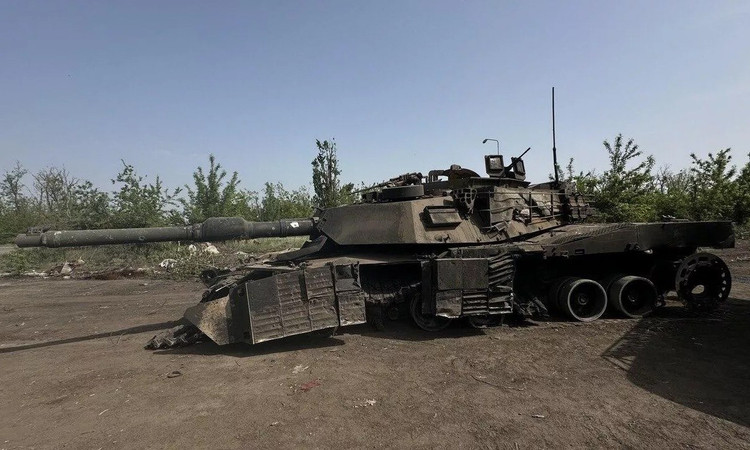 រថក្រោះ M1A1 Abrams ទាំងនេះនឹងត្រូវបញ្ជូនទៅកាន់ទីក្រុងគៀវជាបណ្តើរៗ ហើយដែលដំបូងគេកំពុងធ្វើដំណើរទៅកាន់អ៊ុយក្រែនរួចហើយ។ រថក្រោះទាំងនោះនឹងត្រូវដឹកជញ្ជូនតាមសមុទ្រទៅកាន់កំពង់ផែហូឡង់មួយ ហើយពីទីនោះពួកគេនឹងត្រូវដឹកជញ្ជូនតាមផ្លូវទៅកាន់ប្រទេសប៉ូឡូញ ហើយបន្ទាប់មកទៅកាន់ប្រទេសអ៊ុយក្រែន។ 12.jpg