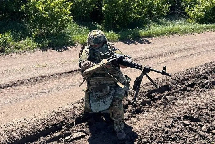 Пока все взоры прикованы к прорыву Вооружённых сил РФ на Покровском фронте, не менее интересные события происходят в районе Константиновки. По данным российских источников, ударные отряды Южной группы войск РФ вышли к трассе, соединяющей города Константиновка и Дружковка, угрожая перекрыть снабжение украинских подразделений в Константиновке. 2-6038.jpg