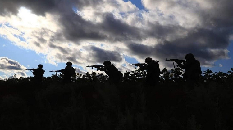Para analis Amerika dan Eropa khawatir tentara Ukraina akan segera runtuh jika RFAF melancarkan serangan umum terhadap Pokrovsk dalam waktu dekat. Oleh karena itu, AFU telah menggunakan taktik lama, yaitu menggunakan unit Azov untuk memantau pertempuran dari belakang, mencegah pasukan garis depan mundur sendiri. 16.jpg