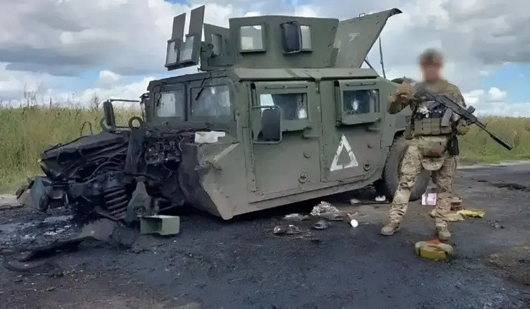 現地からの情報によると、「閉鎖された大釜」に関する情報はないものの、ウクライナ軍の状況は極めて深刻である。例えば、ウクライナ軍(AFU)のオレクサ・ドヴブシュ師団所属の第68独立猟兵旅団のビデオには、多数の車両やその他の部隊が焼失している様子が映っている。 2.jpg