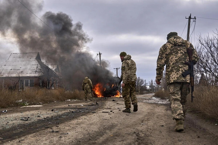Конечно, украинские войска в Константиновке попытаются открыть новые пути снабжения через поля, но это будет сложно, учитывая, что в небе «летают» российские БПЛА. Потеря этого пути фактически изолирует украинский гарнизон, и ВСУ всеми силами пытаются оттянуть это событие, но и Генштаб ВС РФ, похоже, не использовал весь свой потенциал. 5.jpg