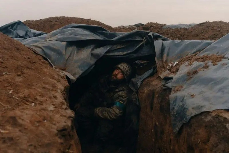 В настоящее время украинские войска продолжают попытки отойти из района южнее Клебан-Быкского водохранилища в сторону Константиновки, однако это им удаётся с большим трудом, поскольку российские подразделения к западу и востоку от водохранилища не дают украинским войскам отойти. При этом попытки отхода через озеро блокируются российскими БПЛА. (Фото: Военное обозрение, Укринформ, Военкоры). 12.jpg