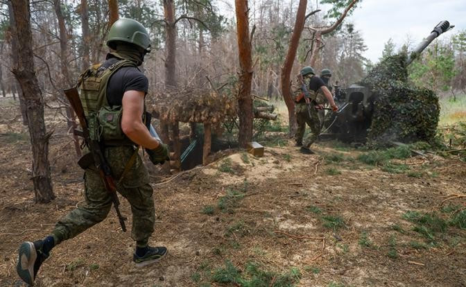 ウクライナ軍司令官シルスキー将軍は前線の安定と補給の確保に全力を尽くすと誓っているものの、実際の作戦は大きな課題に直面している。 12.jpg
