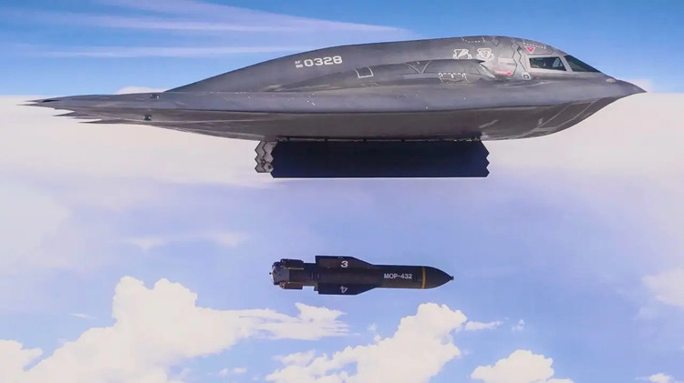 قنبلة GBU-57 نادرة وباهظة الثمن أُلقيت من قاذفة استراتيجية B-2. صورة من ويكيبيديا. 2.jpg