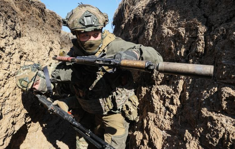 Al mismo tiempo, las tropas rusas también combatían activamente en los suburbios del suroeste de Pokrovsk. Las tropas ucranianas perdieron una de las líneas de defensa más sólidas, la que conectaba el distrito de Lazurny con la aldea de Leontovychi. 8-6876.jpg