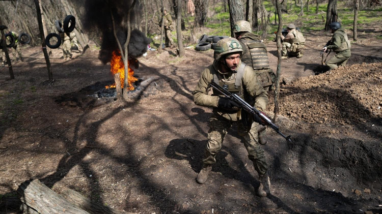 Lamentablemente, unos 1700 reclutas, o casi un tercio de la dotación total de la 155.ª Brigada de Infantería Motorizada, desertaron durante su entrenamiento de nueve meses en el oeste de Ucrania, Polonia y Francia. Tras regresar a casa, la brigada fue enviada a defender el punto crítico de Pokrovsk. 2-4663.jpg