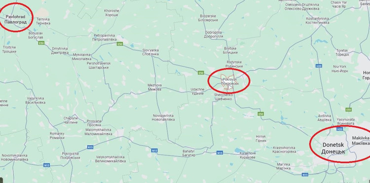 Pokrovsk se encuentra en la región occidental del Donbás, al este de Ucrania, en una ubicación estratégica donde se cruzan la línea ferroviaria T0406, el Ferrocarril del Norte y la autopista M30. Antes de la guerra, la población de Pokrovsk era de unos 60.000 habitantes, y hoy en día sigue superando los 10.000. 2-3494.jpg