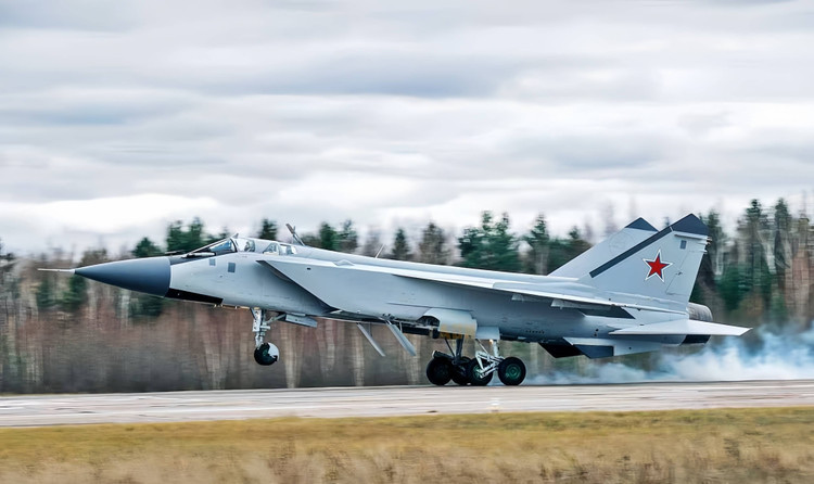 Máy bay chiến đấu MiG-31 của Không quân Nga cất cánh. Ảnh Wikipedia 2.jpg