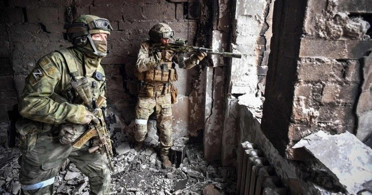Interessant genoeg verstopten de Russische infanterie zich tijdens hun opmars in kleine pakhuizen langs de route, waar ze wapens, munitie en andere voorraden opsloegen. Dit was een effectieve tactiek, die niet alleen de volgende opmarsgolf mogelijk maakte, maar ook vertrouwde op deze voorraden totdat er versterkingen arriveerden, zelfs als de eerste golf werd afgeslagen. 14.jpg