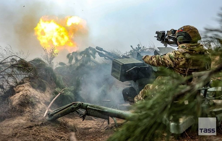 El analista militar ruso Boris Rozhin cree que, desde la derrota en Ugledar, las Fuerzas Armadas de Ucrania no han podido restablecer su posición en la región meridional de Donetsk ni ahora en la región oriental de Dnipropetrovsk. «Las Fuerzas Armadas de la Federación Rusa han estado atacando constantemente aquí y, de hecho, han traspasado las principales líneas de defensa de las Fuerzas Armadas de Ucrania. Y ahora, por supuesto, se ven obligadas a recurrir a posiciones menos preparadas», explicó Rozhin. 15-2462.jpg