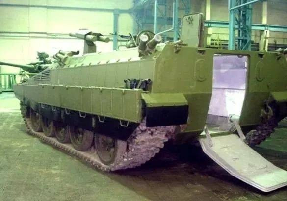 ការរចនារបស់ BMP-55 មានទ្វារទម្លាក់ខាងក្រោយ ដែលជាលក្ខណៈយុទ្ធសាស្ត្រដ៏សំខាន់ដែលអវត្តមានពីយានយន្តប្រយុទ្ធថ្មើរជើងភាគច្រើនក្នុងសម័យសូវៀត ដូចជា BMP-1 និង BMP-2 ជាដើម។ (ប្រភពរូបភាព៖ Telegram / Military Informant) 3-5694.jpg