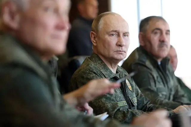ロシアは情報網の構築に加え、偵察衛星や中高度偵察無人機などの情報・偵察機器にも多額の投資を行ってきた。ロシア空軍参謀総長ゲラシモフ将軍が新年早々に提唱した「情報主導型戦争ドクトリン」は、情報活動への投資を重視している。 17-6781.jpg