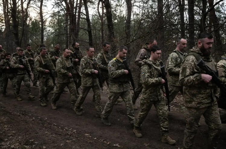 Tatsächlich wird die Asow-Brigade aufgrund ihres unerschütterlichen Kampfgeistes oft als „Feuerwehr“ eingesetzt, um Brände in gefährdeten Verteidigungsgebieten zu löschen. Doch wird sie den Vormarsch der RFAF dieses Mal stoppen können, oder wird es ihnen wie an der Torezker Front ergehen, wo sie die Situation ebenfalls nicht vor der heftigen Feuerkraft der russischen Armee retten konnten? (Fotoquelle: Military Review, Ukrinform, Kyiv Post, RIA Novosti). 17.jpg