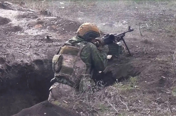 List Military Review s odvoláním na zdroje z ruského ministerstva obrany uvedl, že útočné jednotky Západní skupiny armád v posledních dvou dnech nepřetržitě obsazují vesnice jižně od města Siversk. 3. října vstoupily ruské jednotky do Zvanivky, poté pokračovaly v obsazování Fedorivky a dnes zcela ovládly Kuzminivku. 13-1790.jpg