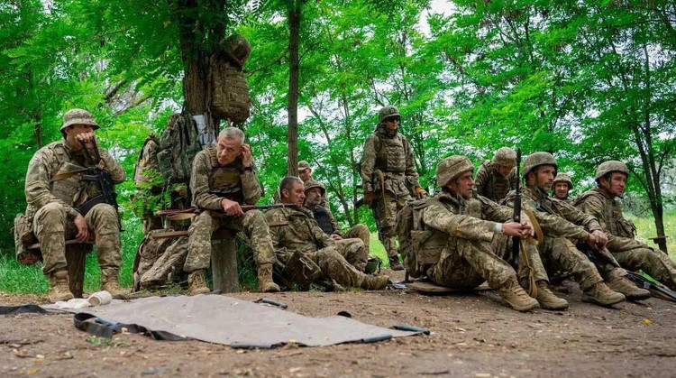 Militäranalytiker haben wiederholt darauf hingewiesen, dass der Fall von Chasov Yar die Verteidigungsanlagen der gesamten Südseite des Bachmut-Gebiets zum Einsturz bringen und einen Brückenkopf für die RFAF für einen direkten Angriff auf die Stadt Konstantinowka sowie weiter auf Druschkowka und Kramatorsk öffnen könnte. 9-8548.jpg