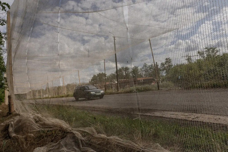 Die Russian Military Review berief sich dabei auf eine Quelle aus der Zentralen Streitkräftegruppe der russischen Armee und erklärte, dass die letzte Route, die zur Versorgung der ukrainischen Garnison in Pokrowsk genutzt wurde, nun vollständig von den russischen Streitkräften (RFAF) durch Feuer kontrolliert werde. 1.jpg