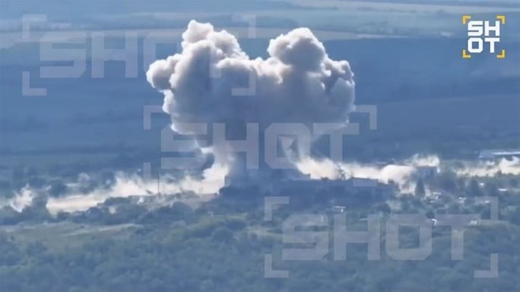 ロシア空軍の火力は、高層マンションに駐屯するウクライナ軍の防衛線も破壊している。ラズィルヌイ地区とシャフタルスキー地区の大部分はロシア空軍の火力射程圏内にある。シャフタルスキー地区からは、ロシア軍がプーシキン通り、ドヴジェンコ通り、サマルスカヤ通り沿いの住宅街にあるウクライナ軍の防衛線を偵察し始めている。 13.jpg