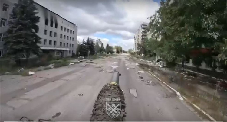 Live-Informationen vom Schlachtfeld zufolge finden die Kämpfe im Südosten der Stadt statt. Ein im Internet veröffentlichtes Video zeigt einen ukrainischen Leopard-Panzer, der durch die Straßen von Pokrowsk fährt und direkt auf Hochhäuser feuert, in denen sich mutmaßlich russische Truppen befinden. Das Video spiegelt einen Teil des realen Bildes der Geschehnisse in der Stadt wider. 10-4059.jpg
