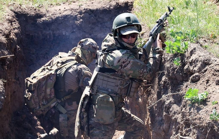 In een dergelijke situatie waren de AFU-commandanten aan het front gedwongen zich te organiseren in geïsoleerde bolwerken en verdedigingsposities. Tussen deze posities ontstonden vaak aanzienlijke gaten, die de Oekraïense strijdkrachten in veel gebieden alleen konden controleren met artillerievuur of onbemande luchtvaartuigen. 13.jpg