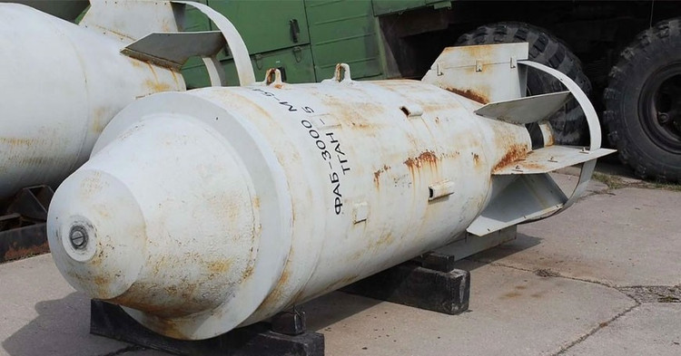 С этой возможностью бомбы FAB UMPK, ВВС РФ вскоре не будут нуждаться в ракетах типа «Искандер». В настоящее время в арсеналах России все еще много бомб FAB советской эпохи. В отличие от артиллерийских снарядов, которые ВВС РФ могут использовать немедленно, России необходимо усовершенствовать и установить модуль UMPK на бомбу FAB, чтобы бомба могла лететь далеко и точно. 11-5307.jpg