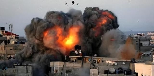 しかし、列車が駅に停車中、ロシアの戦術弾道ミサイルが列車に命中し、激しく爆発しました。この爆発により、ウクライナへのNATOの武器援助はすべて破壊され、さらに以前に受領されたものの、まだ前線に届いていなかった弾薬もすべて破壊されました。 2.jpg