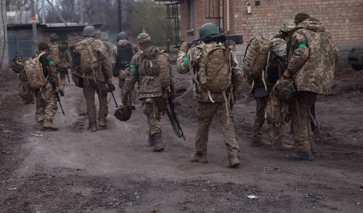 Im Juli 2025 verstärkten russische Streitkräfte plötzlich ihre Angriffe auf Sumy und Pokrowsk. 50.000 russische Soldaten begannen einen Angriff auf den nördlichen Teil der Oblast Sumy. In Pokrowsk, einem Verteidigungszentrum in der Ostukraine, wurden zusätzlich 110.000 russische Soldaten für die Belagerung eingesetzt. 14-7323.jpg